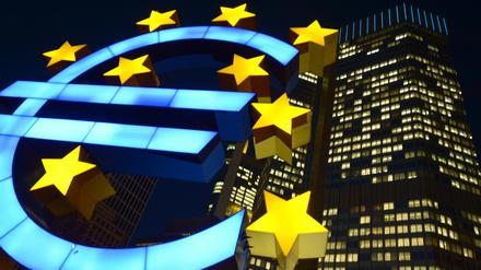 Euro-Skultpur vor der Europäischen Zentralbank (EZB) in Frankfurt am Main (Hessen).