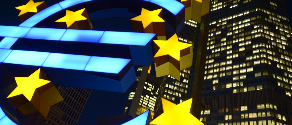 Euro-Skultpur vor der Europäischen Zentralbank (EZB) in Frankfurt am Main (Hessen).