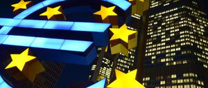 Die Euro-Skultpur vor der Europäischen Zentralbank (EZB) in Frankfurt am Main (Hessen).