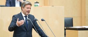 Wirtschaftsminister Robert Habeck (Grüne) wirbt im Bundesrat für eine Zustimmung zu seinen Energieplänen.    