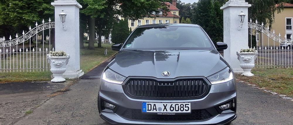 Macht nicht nur auf der Rallye-Piste, sondern auch vorm Schloss gute Figur: Der Skoda Fabia Monte Carlo