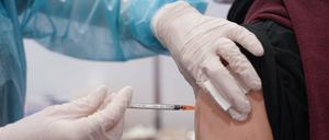 Ein Mann wird mit einer Booster-Dosis eines Corona-Impfstoffs gegen das Coronavirus geimpft.