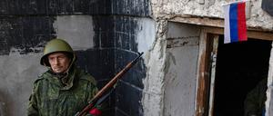Ein russischer Reservist steht vor einem Tor in einem Dorf 84 Kilometer entfernt von Luhansk. 