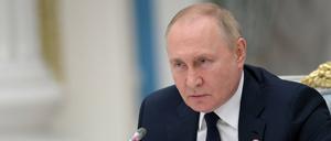 Wladimir Putin spricht während eines Treffens mit Regierungsmitgliedern.