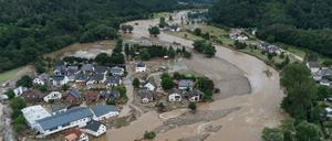 Die Aufnahme des Dorfes Insul zeigt das Ausmaß der Flutzerstörungen im Juli 2021 an der Ahr.