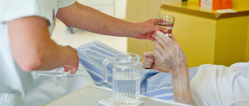 Immer wichtig, doch bei Hochtemperaturen umso mehr: Genug Wasser trinken.