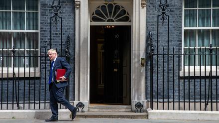 Der britische Premier Johnson beim Verlassen der Downing Street.