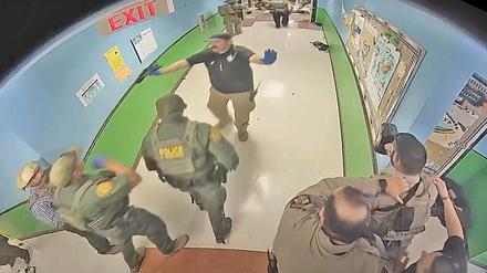 Bild einer Überwachungskamera aus der Robb Elementary School in Uvalde