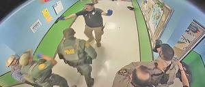 Bild einer Überwachungskamera aus der Robb Elementary School in Uvalde