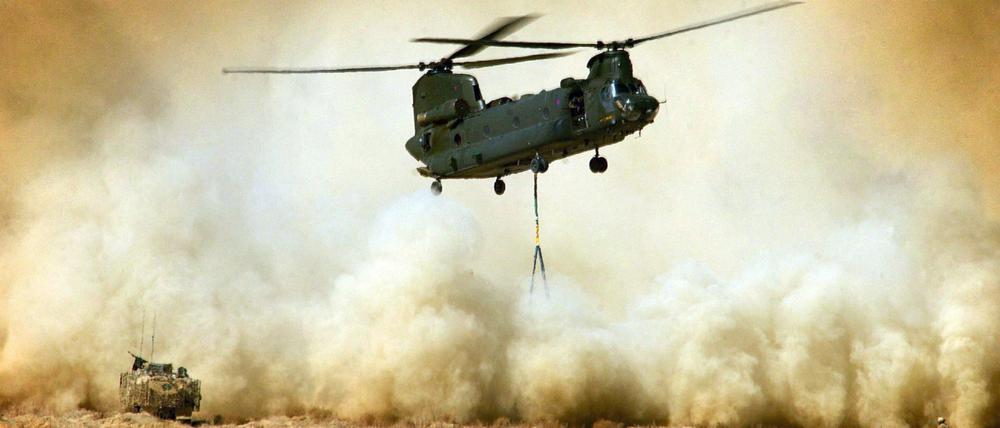 Ein Chinook CH-47 Helikopter der britischen Royal Air Force 2007 in der afghanischen Provinz Helmand.