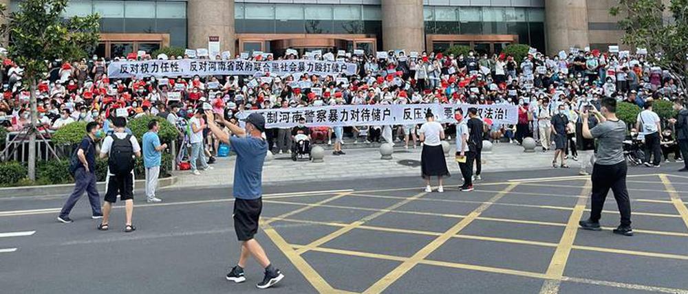 Hunderte Menschen versammelten sich vor der Filiale der Volksbank Chinas in Zhengzhou und verlangten Zugriff auf ihr Geld.