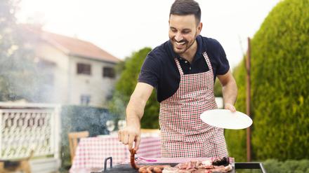 Auch beim Grillen in der Sonne dürften Männer mehr Hunger haben.