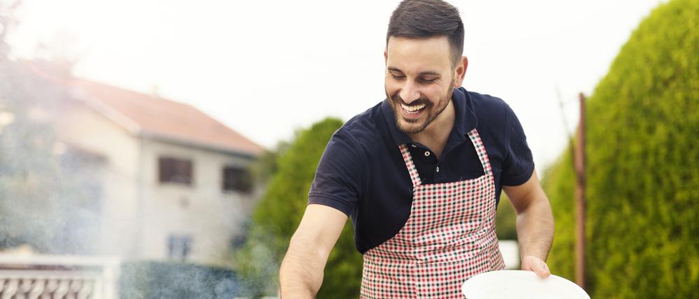 Auch beim Grillen in der Sonne dürften Männer mehr Hunger haben.