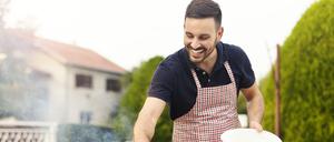 Auch beim Grillen in der Sonne dürften Männer mehr Hunger haben.