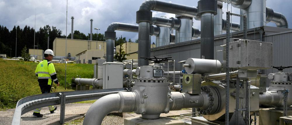 Ein Arbeiter überprüft eine Anlage im Uniper-Gasspeicher Bierwang nahe der bayerischen Stadt Kraiburg am Inn (Symbolbild).