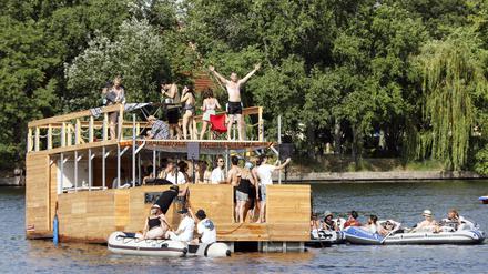 Boxen aufdrehen und rein in die Natur! Viele Partyleute wissen gar nicht, wie das ist mit dem Schall auf dem Wasser...