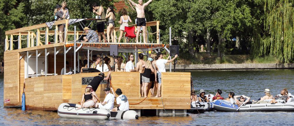 Boxen aufdrehen und rein in die Natur! Viele Partyleute wissen gar nicht, wie das ist mit dem Schall auf dem Wasser...