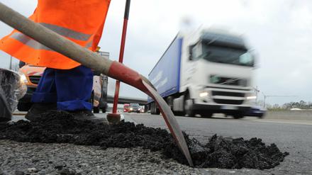 Postmoderne Sisyphos-Arbeit: Reparatur von Schlaglöchern auf der Autobahn.