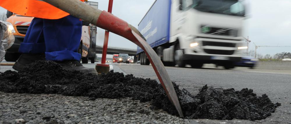 Postmoderne Sisyphos-Arbeit: Reparatur von Schlaglöchern auf der Autobahn.