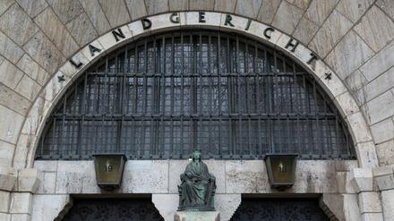 Der 33-Jährige habe Türen aufgehebelt, um in fremde Wohnungen zu gelangen, heißt es in der Anklage.
