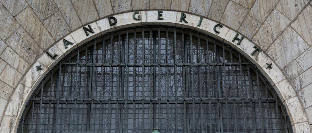 Der 33-Jährige habe Türen aufgehebelt, um in fremde Wohnungen zu gelangen, heißt es in der Anklage.