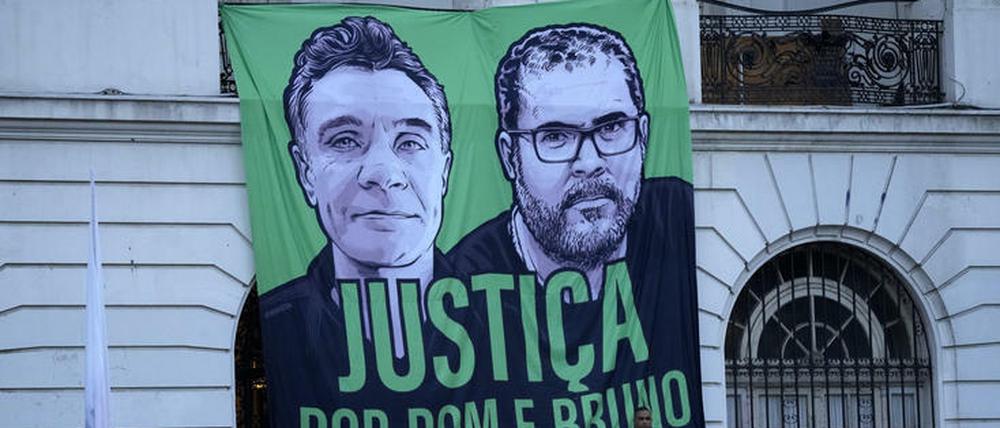 Während einer Wahlkampfkundgebung wird ein Transparent mit Bildern des ermordeten britischen Journalisten Dom Phillips (links) und des ermordeten Indigena-Experten Bruno Pereira gezeigt. (Archivbild)