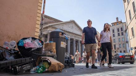 Nase zu! Die vielen Touristen müssen an Müllbergen in der Stadt vorbei.