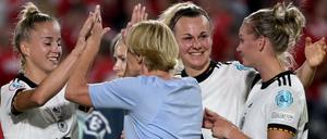 Abklatschen. Das war ein Statement-Sieg zum Auftakt für Deutschlands Fußballerinnen.