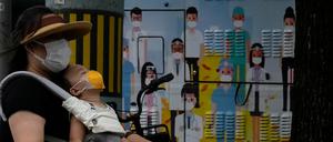 Eine Straße in Peking. Die Corona-Pandemie gehört im ganzen Land zum Stadtbild.