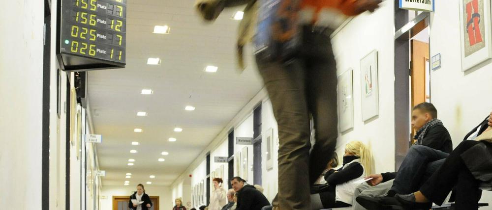 Berlins Behörden sind chronisch überlastet, hier eine Szene aus dem Wartebereich eines Bürgeramtes.