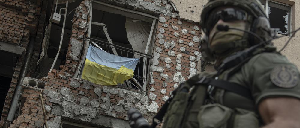Ein ukrainischer Soldat steht vor einem zerstörten Gebäude in der Stadt Irpin nahe Kiew.