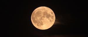 Der Supermond am 13. Juli 2022 über Dernau, Rheinland-Pfalz.