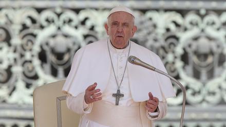 Papst Franziskus spricht während der wöchentlichen Generalaudienz auf dem Petersplatz. 
