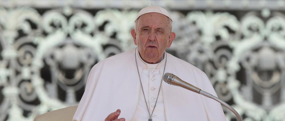 Papst Franziskus spricht während der wöchentlichen Generalaudienz auf dem Petersplatz.