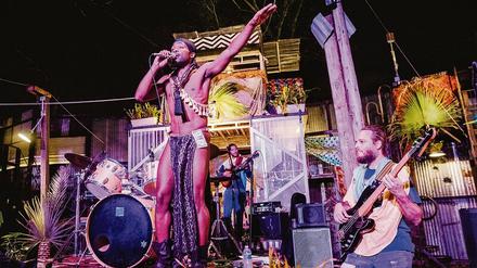  Die 14-köpfige Gruppe Kumasi wurde 2014 in New Orleans gegründet. 