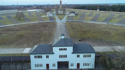Brandenburg, Oranienburg: Eingang zum Häftlingslager mit dem "Turm A" auf dem Gelände der Gedenkstätte Sachsenhausen.