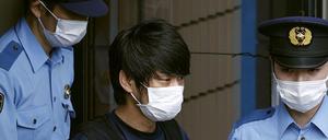 Der mutmaßliche Attentäter von Japans Ex-Premier Shinzo Abe wird abgeführt.