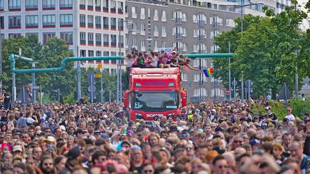 Die Techno-Parade „Rave the Planet" wurde vorzeitig beendet, weil es an manchen Stellen zu riskantem Gedränge kam.