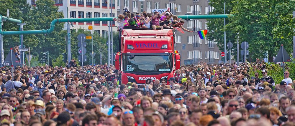 Die Techno-Parade „Rave the Planet" wurde vorzeitig beendet, weil es an manchen Stellen zu riskantem Gedränge kam.