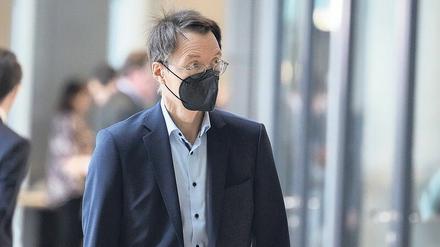 Minister in der Kritik. Die Opposition wirft Karl Lauterbach vor, mit seinen Aussagen Unsicherheit zu verbreiten. 
