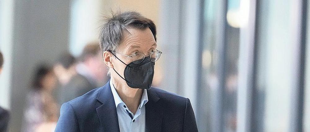 Minister in der Kritik. Die Opposition wirft Karl Lauterbach vor, mit seinen Aussagen Unsicherheit zu verbreiten.
