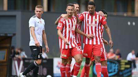 Union-Neuzugang Paul Seguin (2.v.l.) trifft gegen den tschechischen Erstligisten Dynamo Budweis.