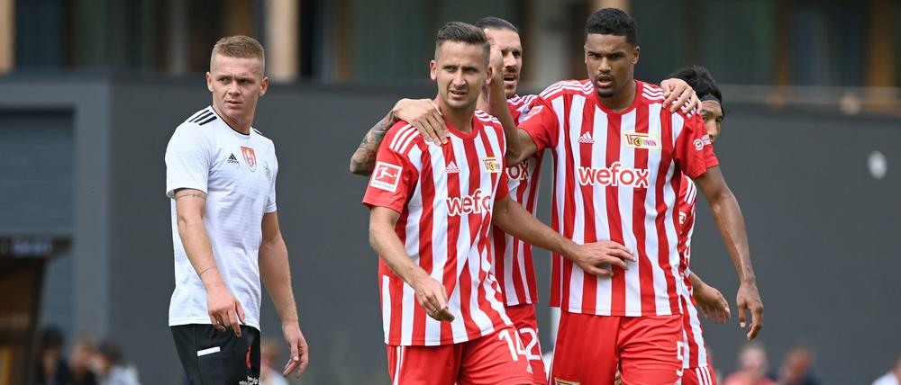 Union-Neuzugang Paul Seguin (2.v.l.) trifft gegen den tschechischen Erstligisten Dynamo Budweis.
