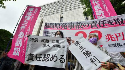 Kläger in der Aktionärsklage gegen die Tokyo Electric Power Company (TEPCO) am 13. Juli.