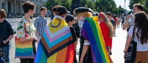 Lautstarkes Grüppchen. Teilnehmer einer Demonstration gegen den Vortrag einer Biologin der Humboldt-Universität. 