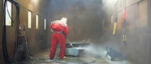 Gefährliches Aufräumen. Arbeiter bei der Dekontaminierung von Schrott aus dem ehemaligen Kernkraftwerk Greifswald. 