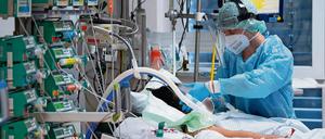 Ein Covid-19-Patient wird auf einer Intensivstation im Uniklinikum Gießen betreut.