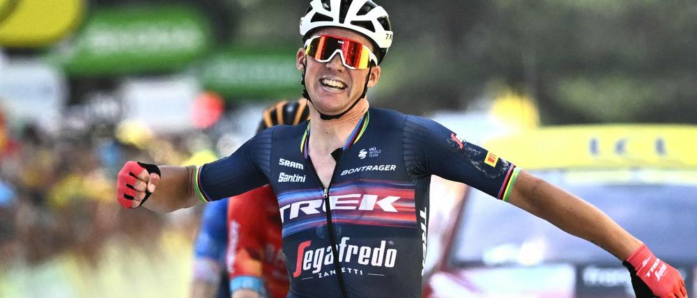Mads Pedersen lässt sich nach seinem Sieg in Saint-Etienne feiern.