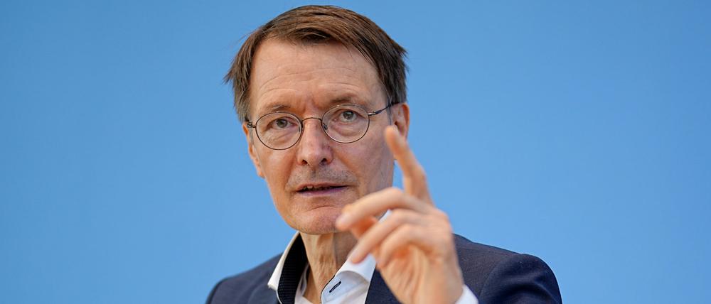 Karl Lauterbach empfiehlt die vierte Impfung anders als die Stiko auch für Jüngere.