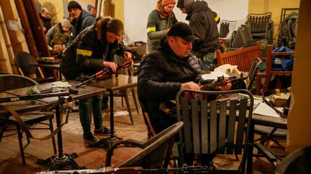 Zivilisten lernen den Umgang mit Waffen in Kiew.